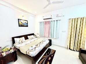 Deluxe Room | Desk, laptop workspace, WiFi (free) - Majestic Guest House (Varanasi)