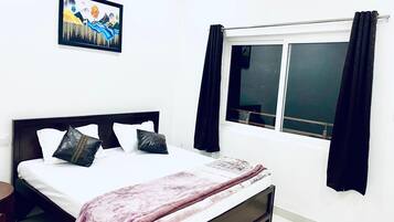 Deluxe Room | Desk, laptop workspace, free WiFi