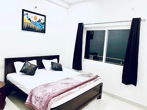 ห้องดีลักซ์ | โต๊ะทำงาน, พื้นที่ทำงานแบบใช้แล็ปท็อป, Wi-Fi ฟรี