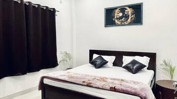 Deluxe Room | Desk, laptop workspace, free WiFi