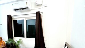 Deluxe Room | Desk, laptop workspace, WiFi (free) - Majestic Guest House (Varanasi)