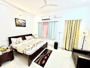 Deluxe Room | Desk, laptop workspace, WiFi (free) - Majestic Guest House (Varanasi)