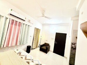 Deluxe Room | Desk, laptop workspace, WiFi (free) - Majestic Guest House (Varanasi)