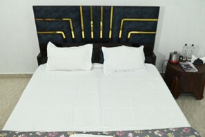 Työpöytä, kannettavalle tietokoneelle sopiva työtila, ilmainen Wi-Fi