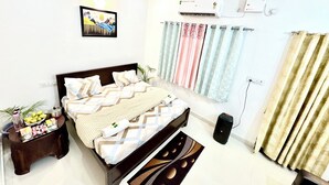 Deluxe Room | Desk, laptop workspace, WiFi (free) - Majestic Guest House (Varanasi)