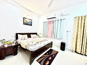 Deluxe Room | Desk, laptop workspace, WiFi (free) - Majestic Guest House (Varanasi)