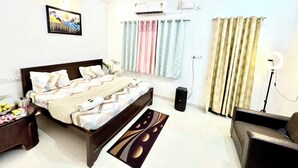 Deluxe Room | Desk, laptop workspace, WiFi (free) - Majestic Guest House (Varanasi)