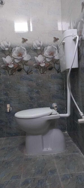 Deluxe-huone | Kylpyhuone | Suihku, ilmaiset hygieniatuotteet, tohvelit, pyyhkeet