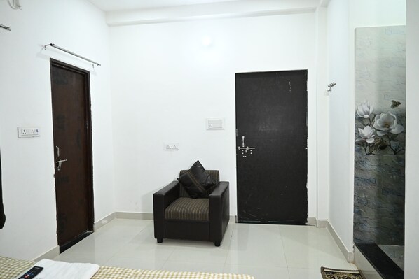 Työpöytä, kannettavalle tietokoneelle sopiva työtila, ilmainen Wi-Fi