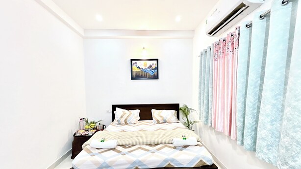 Deluxe Room | Desk, laptop workspace, WiFi (free) - Majestic Guest House (Varanasi)