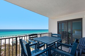 公寓客房, 1 張特大雙人床和 1 張沙發床 (Emerald Towers 503) | 室外用餐