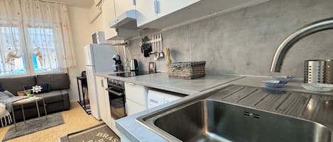 Kühlschrank, Mikrowelle, Ofen, Herdplatte