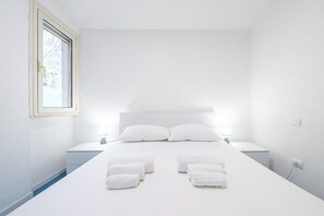 2 soverom, strykejern/-brett og sengetøy