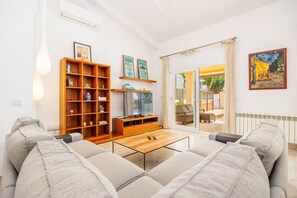 TV - Holiday Home 'Ramón' with Private Pool, Wi-Fi and Air Conditioning (Palma)