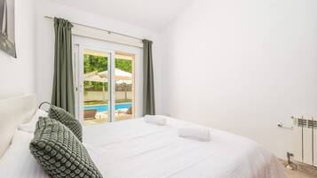 3 bedrooms, iron/ironing board, free WiFi, bed sheets