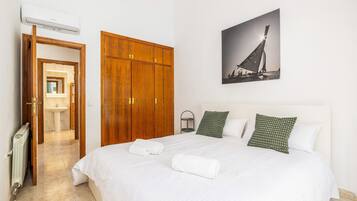 3 makuuhuonetta, silitysrauta/-lauta, ilmainen Wi-Fi, vuodevaatteet