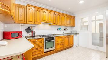 Jääkaappi, mikroaaltouuni, uuni, liesi