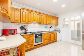 Fridge, microwave, oven, stovetop - Holiday Home 'Ramón' with Private Pool, Wi-Fi and Air Conditioning (Palma)