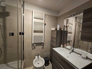 Een douche, een haardroger, een bidet, handdoeken