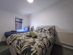 Apartment | 4 bedrooms, iron/ironing board, free WiFi, bed sheets