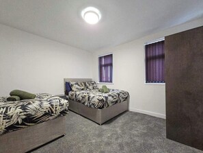 Apartment | 4 Schlafzimmer, Bügeleisen/Bügelbrett, kostenloses WLAN, Bettwäsche