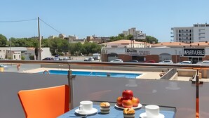 A table with a view of a swimming pool and buildings in the background. - Apartment 'Tropikana I' with Shared Pool, Wi-Fi and Air Conditioning (Miami Platja)