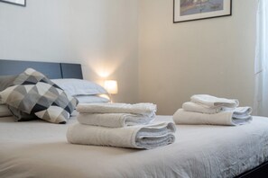3 slaapkamers, een strijkplank/strijkijzer, gratis wifi, beddengoed
