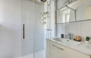 Dusche, Haartrockner, Handtücher, Seife