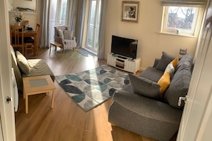 Apartment | Living area | TV - Sleeps 4/6 pet Friendly Parking nr Nec/warwick uni (Coventry)
