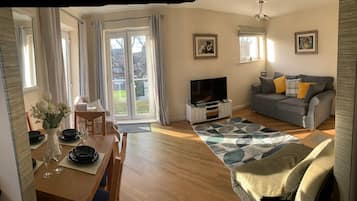 Apartment | Ruang tamu | TV