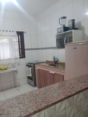 Private kitchen - Garatucaia Beach House  (Garatucaia Angra dos Reis)