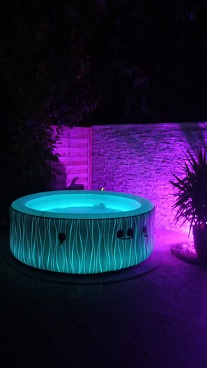 Outdoor spa tub - Beautiful villa with pool and spa, sleeps 7 (Courthézon)