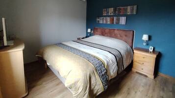 2 bedrooms, iron/ironing board, WiFi, bed sheets