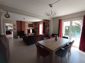 Dining - Beautiful villa with pool and spa, sleeps 7 (Courthézon)