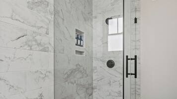 Dusche, Haartrockner, Handtücher, Seife