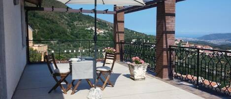 تناول الطعام بالخارج