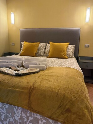Deluxe Suite, Balcony, City View | Minibar, in-room safe, desk, cots/infant beds - Palazzo Dogana Room & Suite (Salerno)