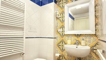 Zimmer, Balkon, Stadtblick | Badezimmer | Haartrockner, Bademäntel, Hausschuhe, Handtücher