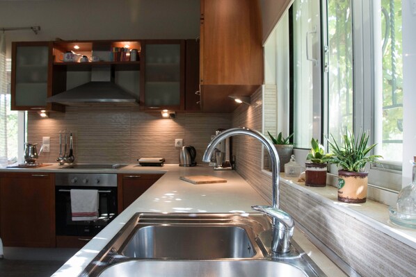 Réfrigérateur, four à micro-ondes, un four, surface de cuisson