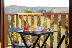 Café da manhã com buffet grátis todos os dias