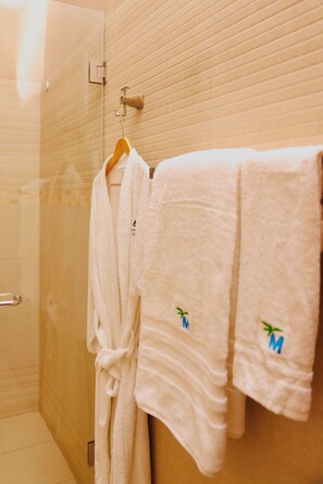 Een douche, een haardroger, pantoffels, handdoeken