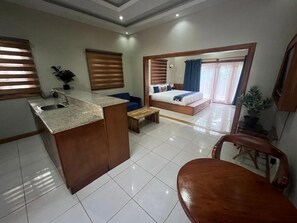 Estudi estàndard, vistes al jardí | Zona de menjador de l'habitació