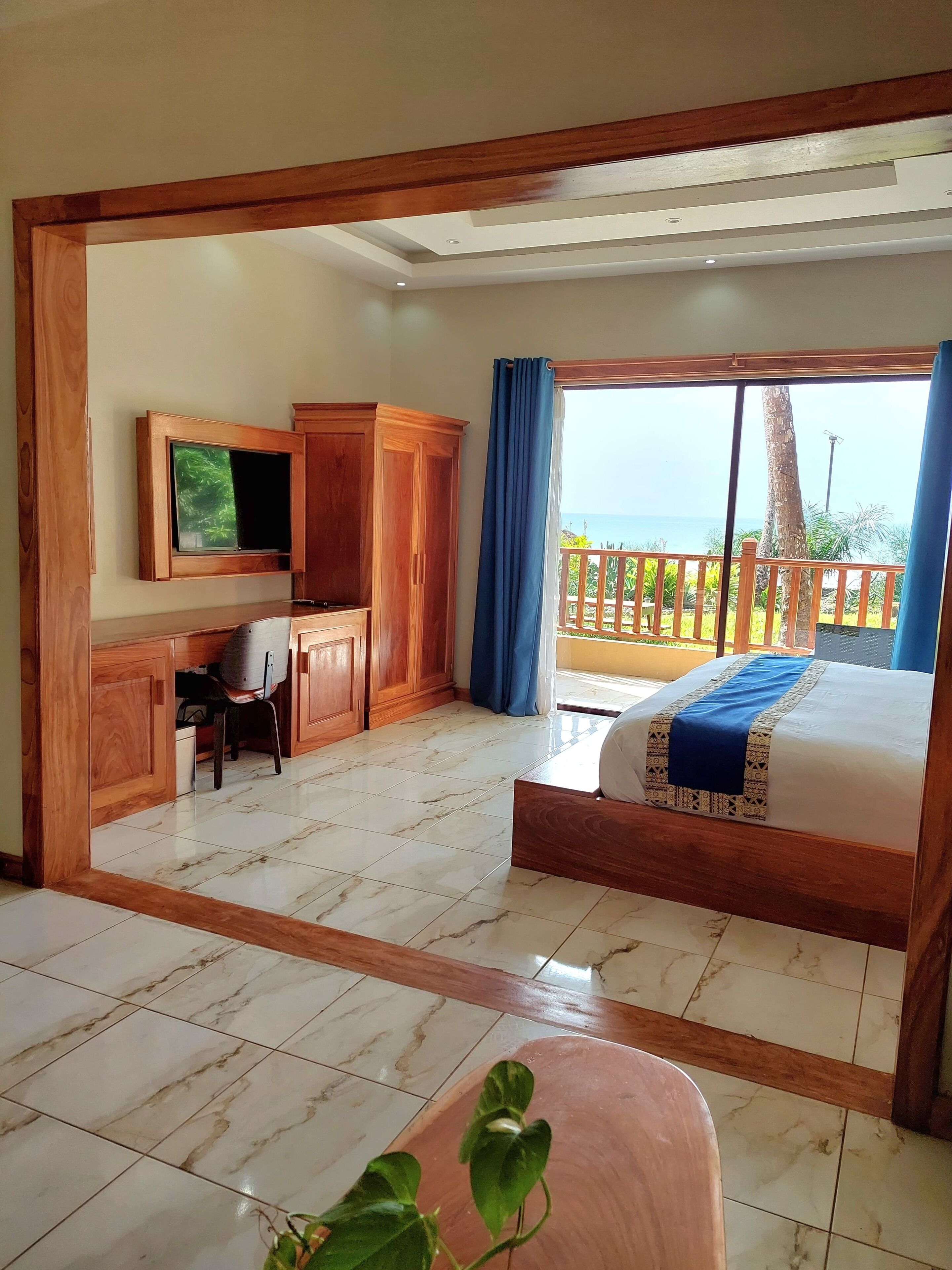 Superior Room, Beach View | In-room safe, desk, laptop workspace, blackout drapes