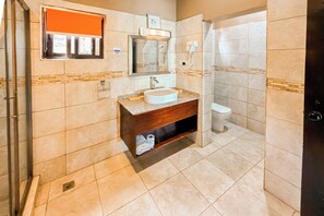 Deluxe suite, uitzicht op tuin | Badkamer | Een douche, gratis toiletartikelen, een haardroger, pantoffels