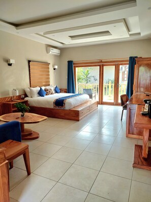 Chambre Deluxe, vue partielle sur la mer | Coffre-fort pour ordinateur portable, bureau