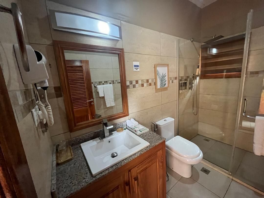 Douche, sèche-cheveux, chaussons, serviettes fournies