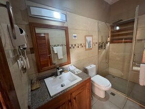 Dusche, Haartrockner, Hausschuhe, Handtücher