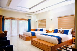 Habitació doble Deluxe, vistes parcials al mar | Caixa forta a l'habitació i escriptori 
