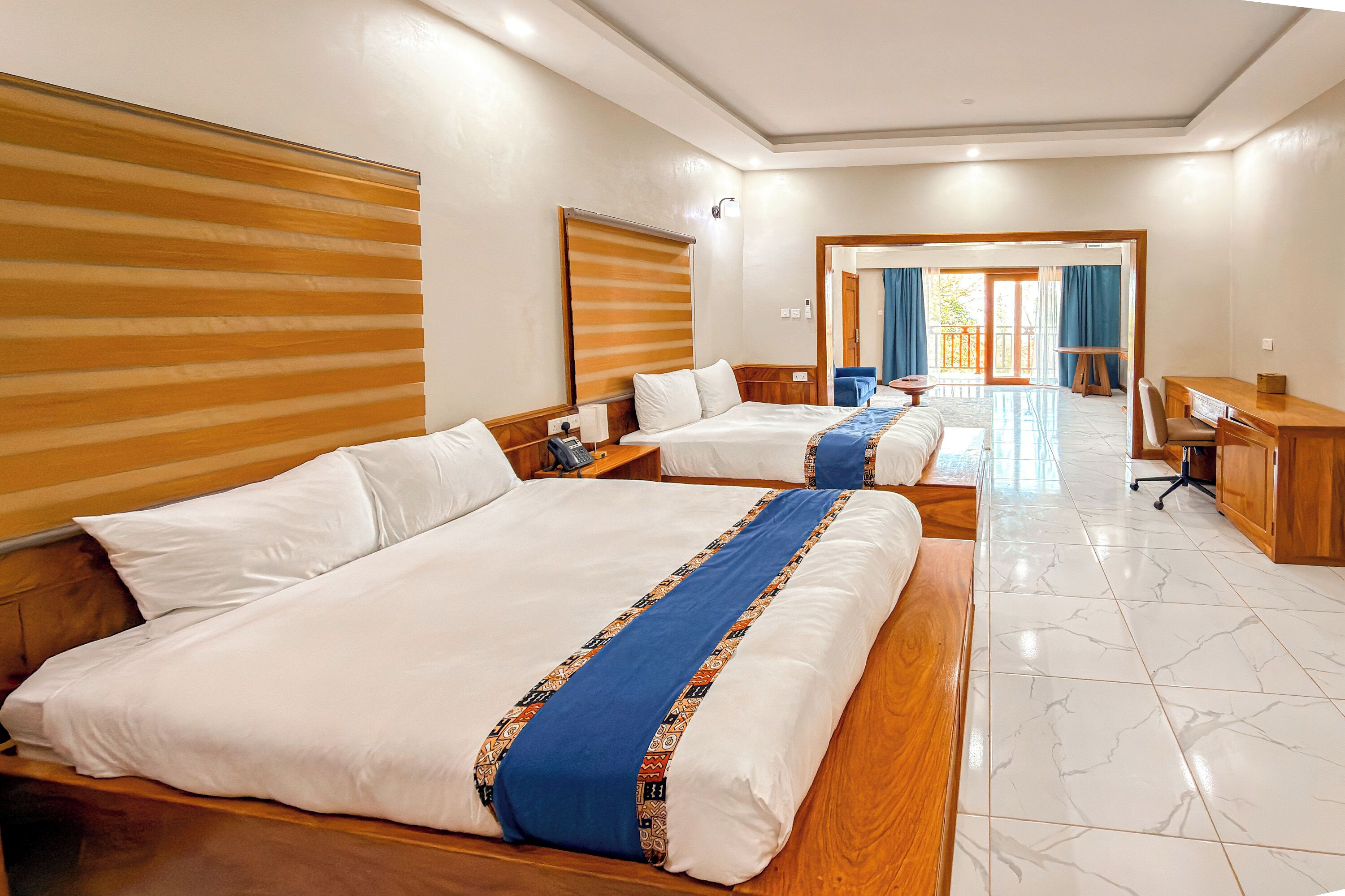 Deluxe suite, uitzicht op zee | Een kluis op de kamer, een bureau, een laptopwerkplek