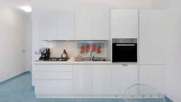 Frigorifero, microonde, forno, piano cottura